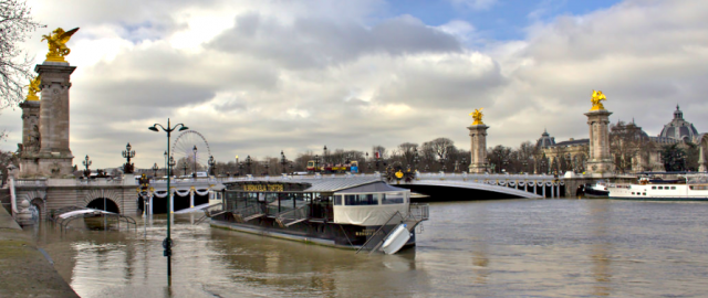 Rio Sena desbordado en París